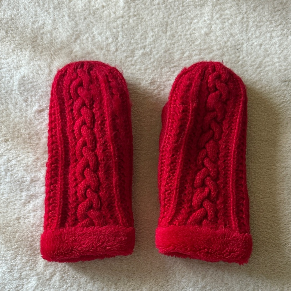 Vintage 1980’s Cozy Red knit Mittens with Faux Fur lining